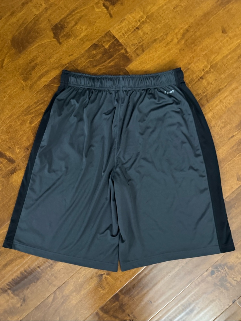 UGA shorts, Atlanta Braves, Atlanta Hawks, Atlanta Falcons men’s large shirts - Picture 5 of 10